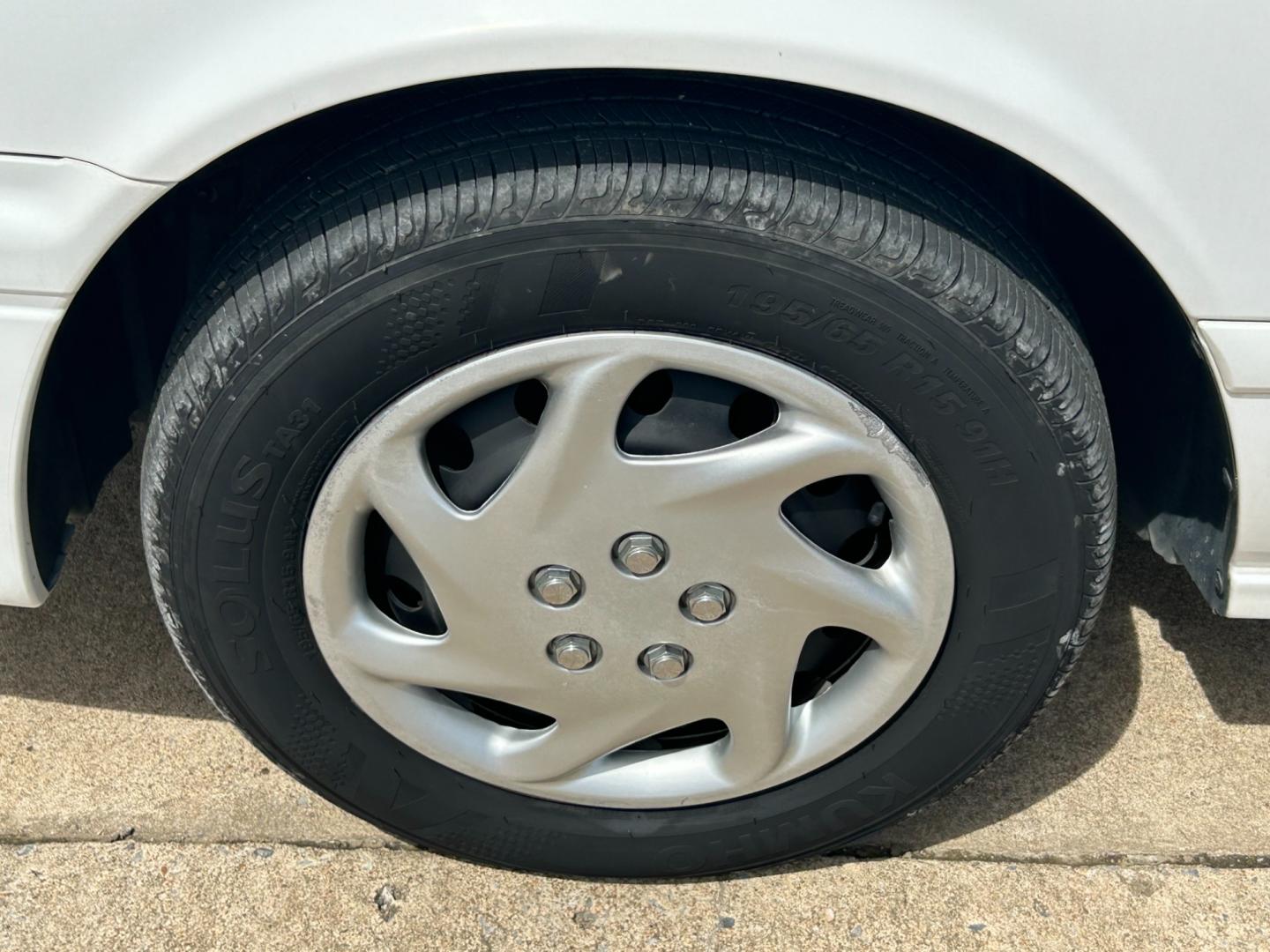 2000 White /TAN Toyota Camry LE (JT2BN22K8Y0) with an 2.2L L4 DOHC 16V engine, 4-Speed Automatic transmission, located at 17760 Hwy 62, Morris, OK, 74445, (918) 733-4887, 35.609104, -95.877060 - Photo#21